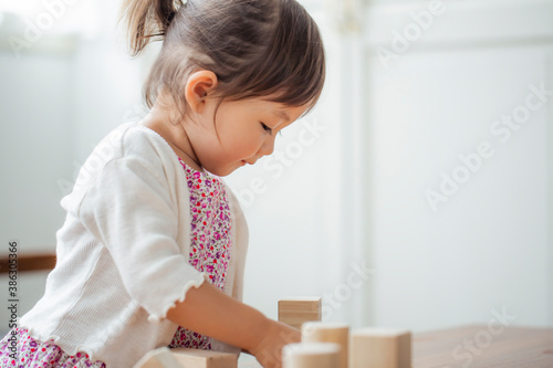 積み木で遊ぶ日本人女の子