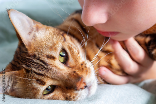 Canvas Print Kid is worried about his sick pet