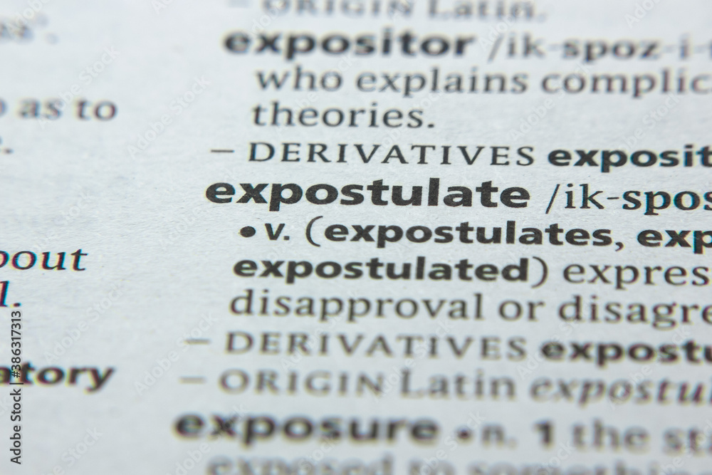 Obraz premium Word or phrase Expostulate in a dictionary.