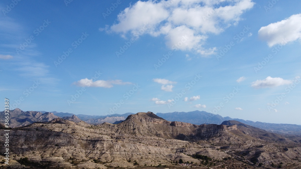 Cielo Con Nubes sobre amplio Valle con sol radiante