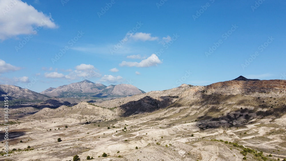 Cielo Con Nubes sobre amplio Valle con sol radiante