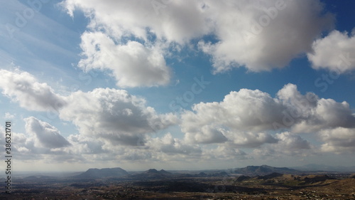 Cielo Con Nubes sobre amplio Valle con sol radiante © Tonikko