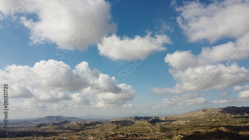 Cielo Con Nubes sobre amplio Valle con sol radiante