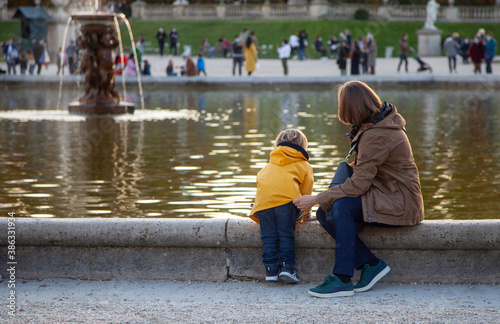 Photography mère et fils devant un fontaine aux jardins du luxembourg à paris