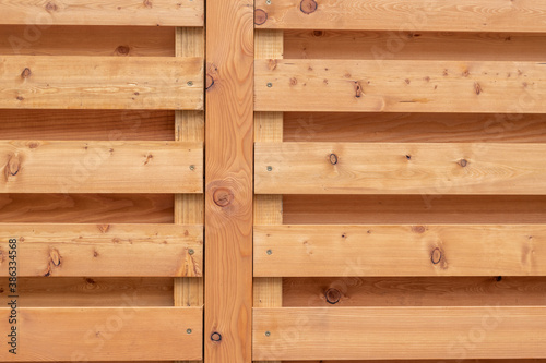 Holzwand mit Bretter - Sichtschutz im Garten