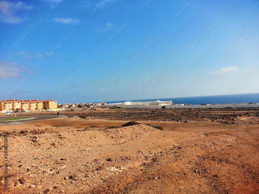 Obraz premium view of the beach in the algarve country