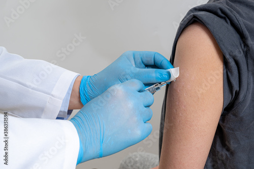 Fotografie The doctor is injecting male patients