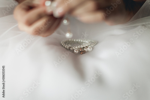 wedding / hand with pearls