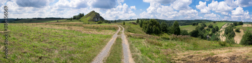 Jura Krakowsko-Częstochowska. Park krajobrazowy Dolinki Krakowskie. Panorama. 