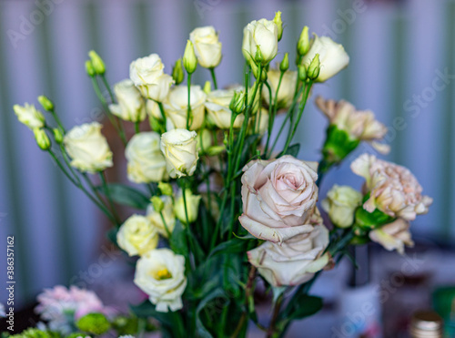 mazzo di fiori  rose  roselline e garofani  di colori giallo e rosa pastello
