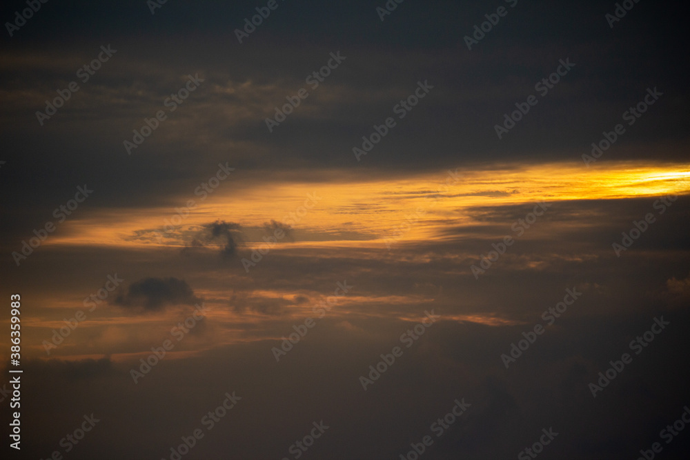 夕暮れの暗めの空