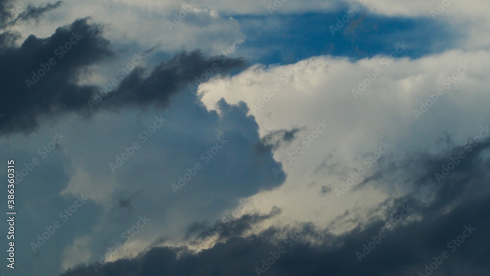 Vue sur des cumulonimbus pendant une dégradation orageuse. Les contrastes sont saisissants Vue sur des cumulonimbus pendant une dégradation orageuse. Les contrastes sont saisissants