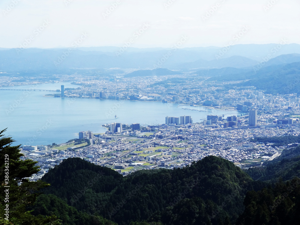 琵琶湖と近江大橋