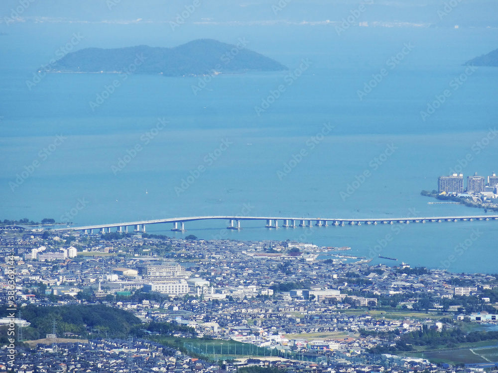琵琶湖と琵琶湖大橋