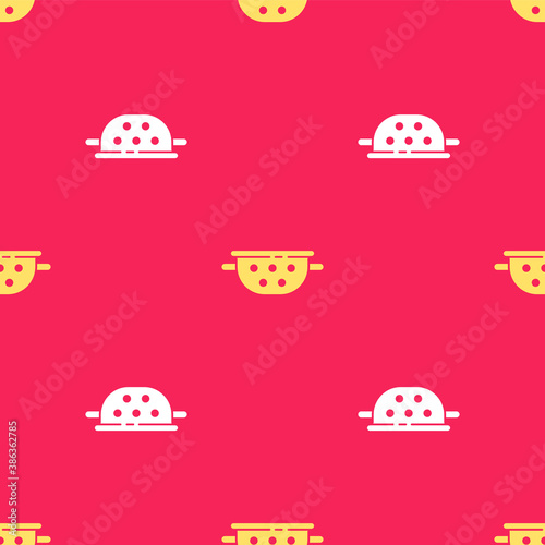 Yellow Kitchen colander icon isolated seamless pattern on red background. Cooking utensil. Cutlery sign. Vector.