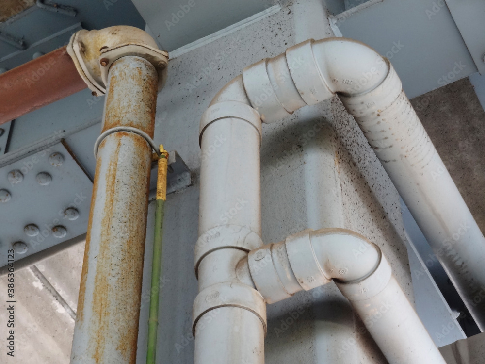 Obraz premium 鉄骨と排水管