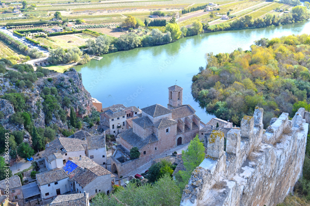 Obraz premium River Ebro as it passes through Miravet, Tarragona