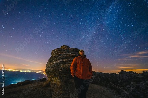 Paisaje nocurno via lactea estrellas y constelaciones en el parque natural el torcal de antequera malaga sur de españa