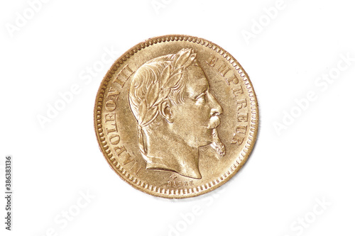 Pièce Napoléon 3 en or sur fond blanc 