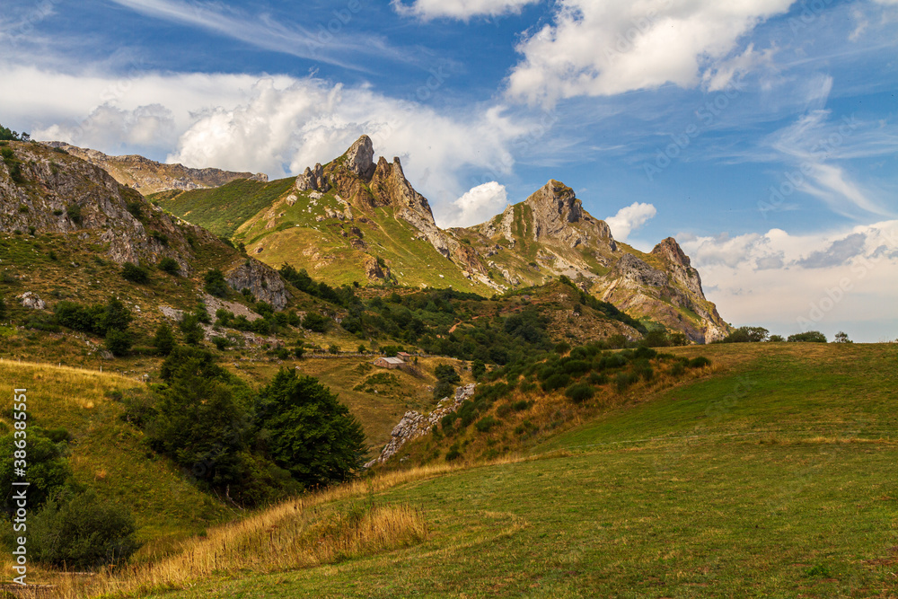 Valles y montañas del Parque Natural de Somiedo en Astúrias