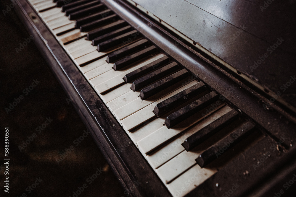 Halloween Lostplace - altes Klavier Halloween Lostplace - altes Klavier
