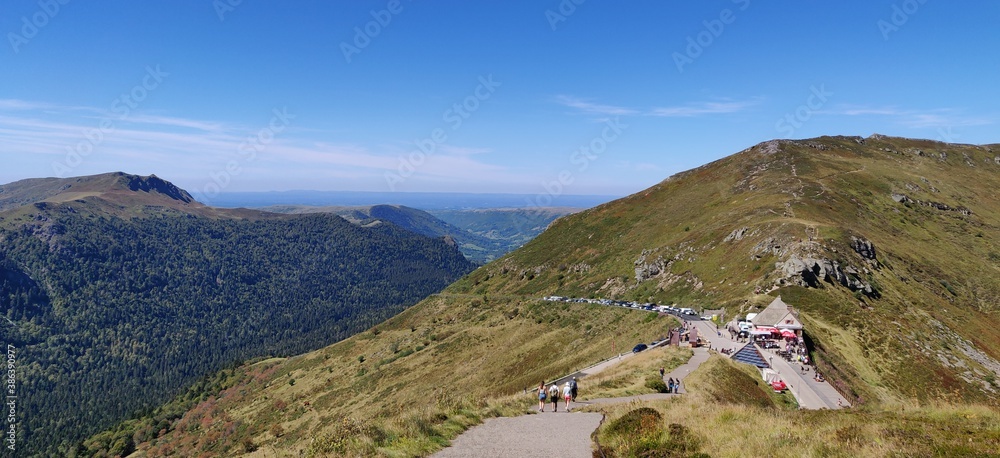 Fototapeta premium Le puy Mary est un sommet des monts du Cantal, vestige du plus grand stratovolcan d'Europe. Il culmine à 1 783 mètres d'altitude.