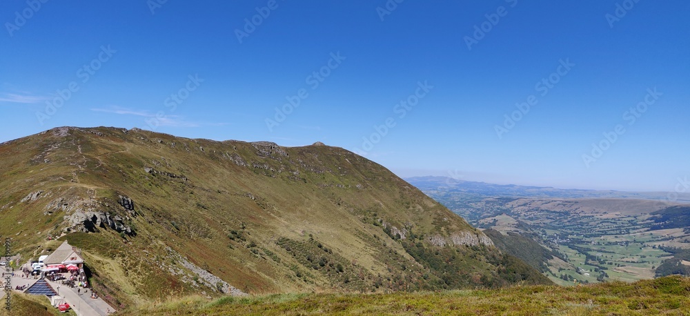 Le puy Mary est un sommet des monts du Cantal, vestige du plus grand stratovolcan d'Europe. Il culmine à 1 783 mètres d'altitude.