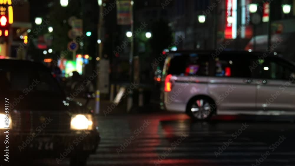 夜 雨の日 駅前 歩く人々 夜 雨の日 駅前 歩く人々