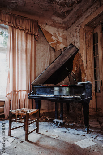 Halloween Lostplace - alte Urologen Villa mit Klavier © Sio Motion