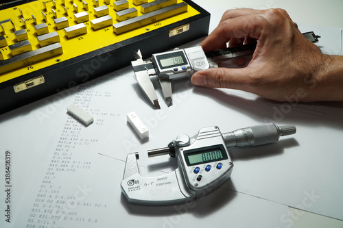 Digital micrometers and digital vernier calipers perform calibration on block grades.
