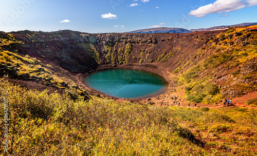 Fotografia the volcanic crater kerid on iceland in the grimsnes area,