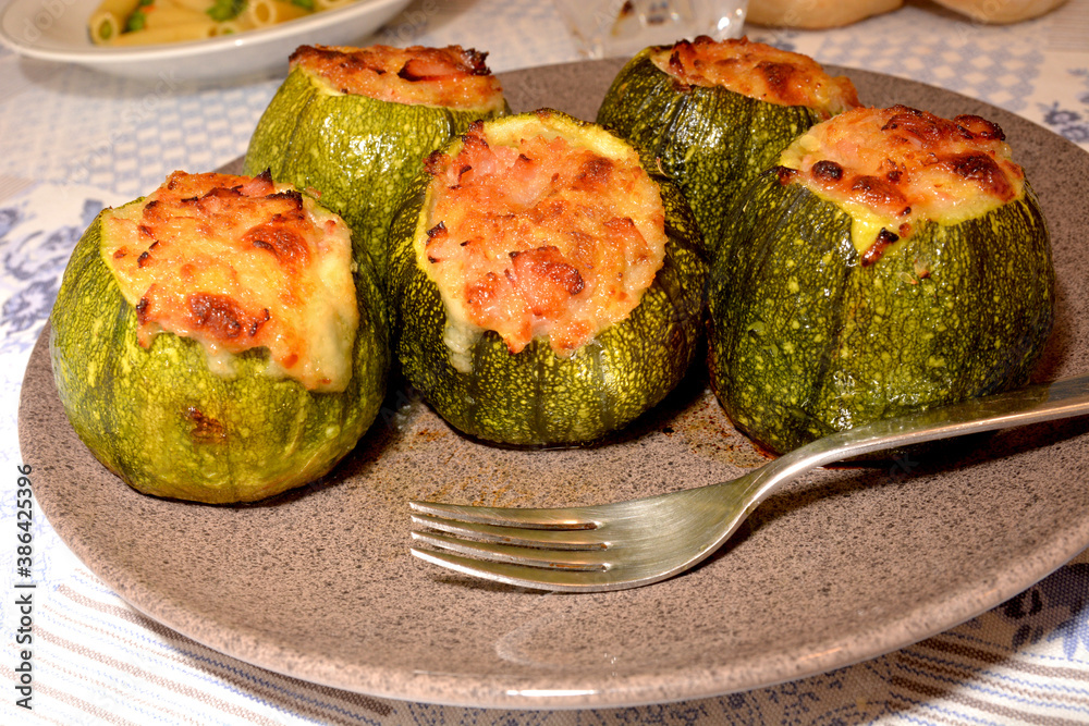 zucchine ripiene con formaggio mozzarella e prosciutto cotto piatto ...