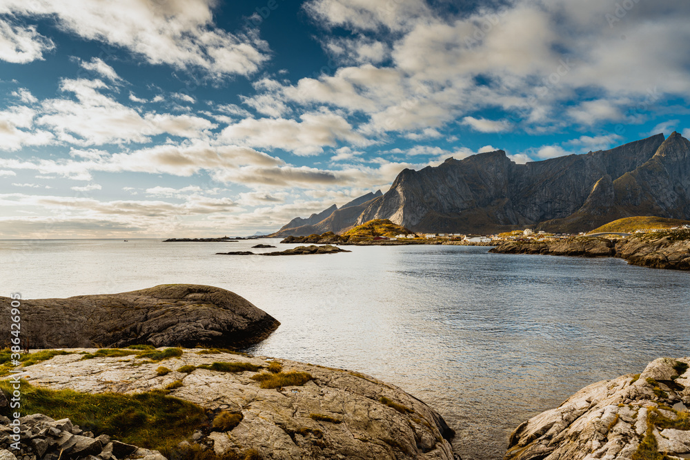  Widok na wyspie Moskenoya, należącej do archipelagu Lofoty w Norwegii