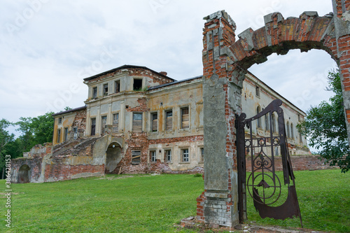 Manor house of the Priklonsky Rukavishnikovs on the banks of the Oka river in the Nizhny Novgorod region photo