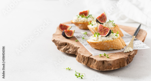 Foto Fig, cream cheese and honey sandwiches