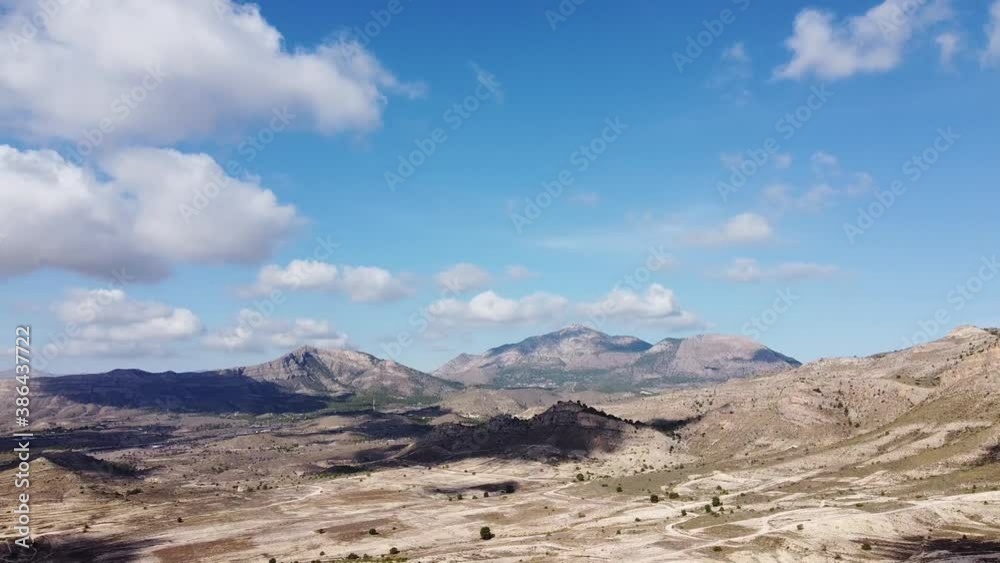 Vistas al Infinito en Valle de Día Soleado con Nubes