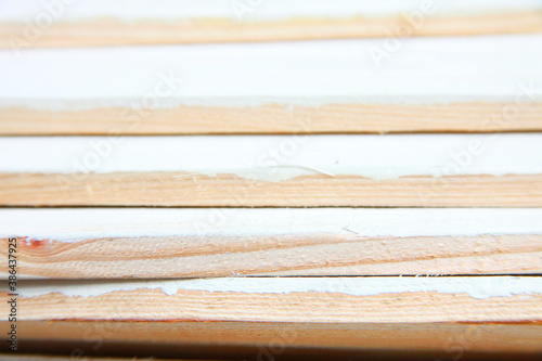 白いペンキを塗った材木