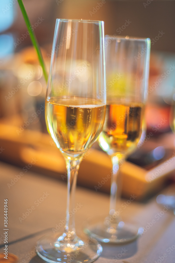 Gläser gefüllt mit Champagner Gläser gefüllt mit Champagner