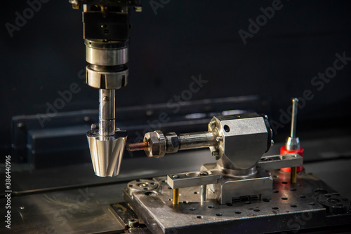 Foto The 4-axis sinker EDM machine operation