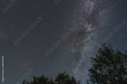 Nachthimmel über dem Schwarzwald mit klar sichtbaren Milchstraße