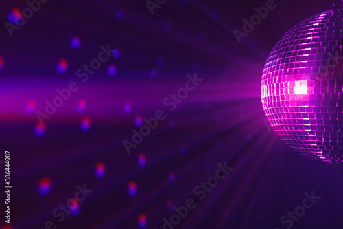 фотографія disco ball background with purple shiny rays