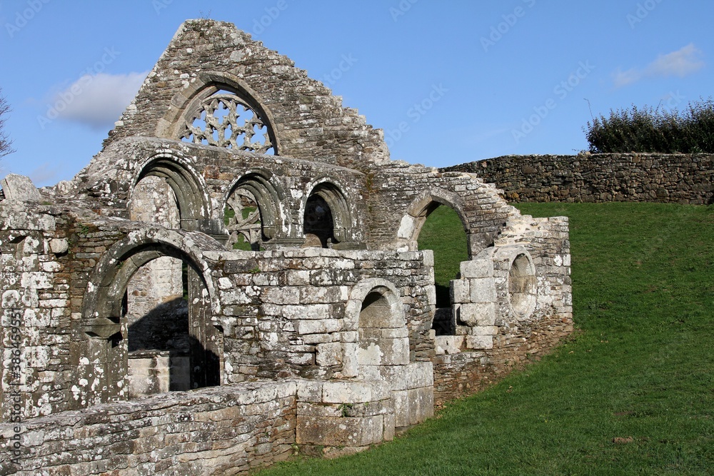 les ruines de la chapelle de Languidou à Plovan en Bretagne