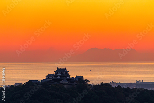 松山城と伊予灘（夕景） © blackrabbit3
