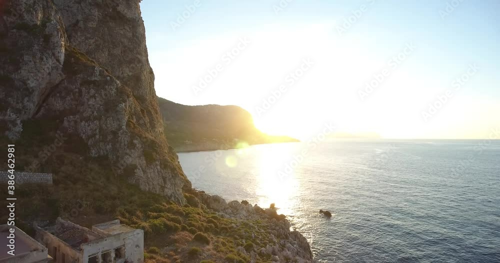 Il faro di Capo Zafferano è un faro attivo situato all'estremità