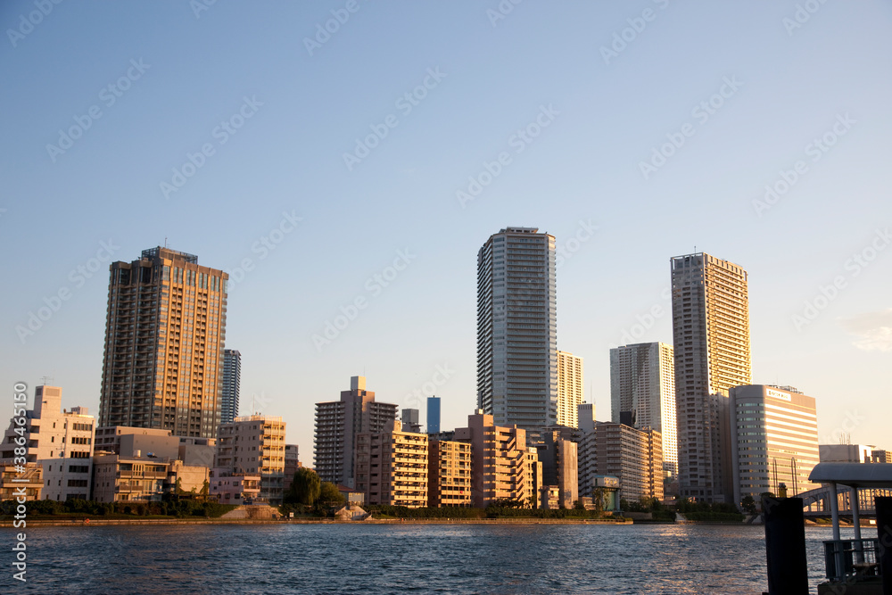 Fototapeta premium 夕陽に照らされるビル群