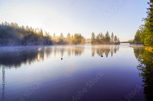 Fototapeta Naklejka Na Ścianę i Meble -  Ein See im Nebel am Morgen mit Sonnenstrahlen Fichtelsee Fichtelgebirge