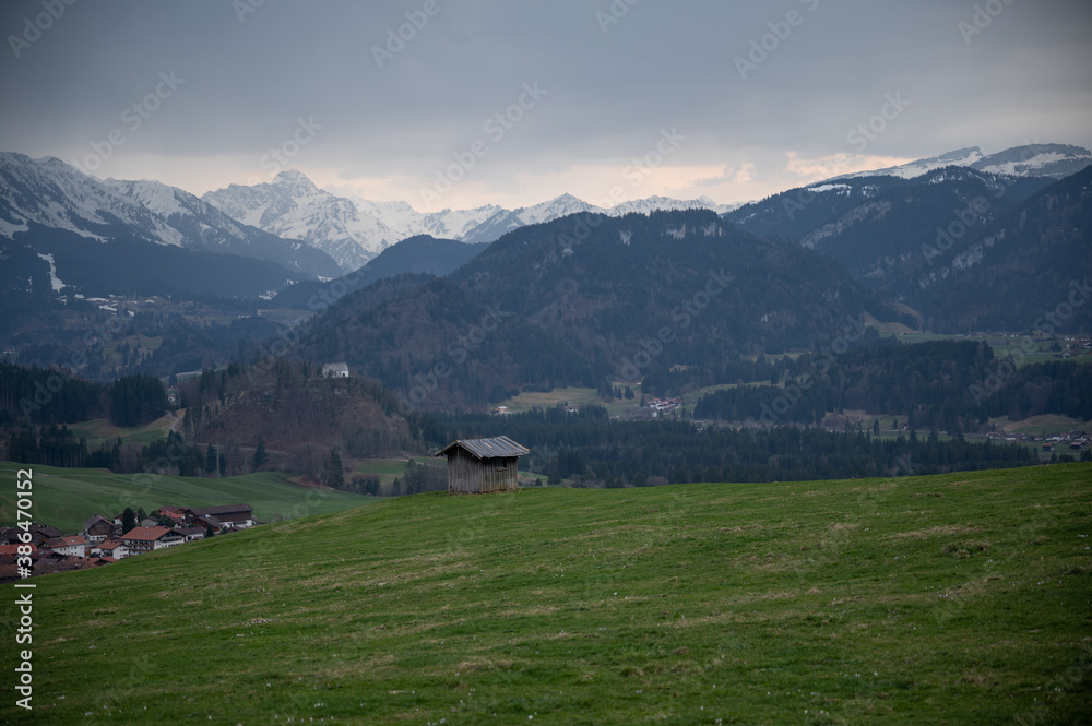 Hütte im Allgäu mit Bergpanorama