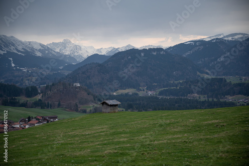 Hütte im Allgäu mit Bergpanorama
