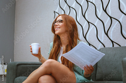 Mujer joven  mexicana profesional en trabajo sentan en sofa en empresa negocio trabajando photo