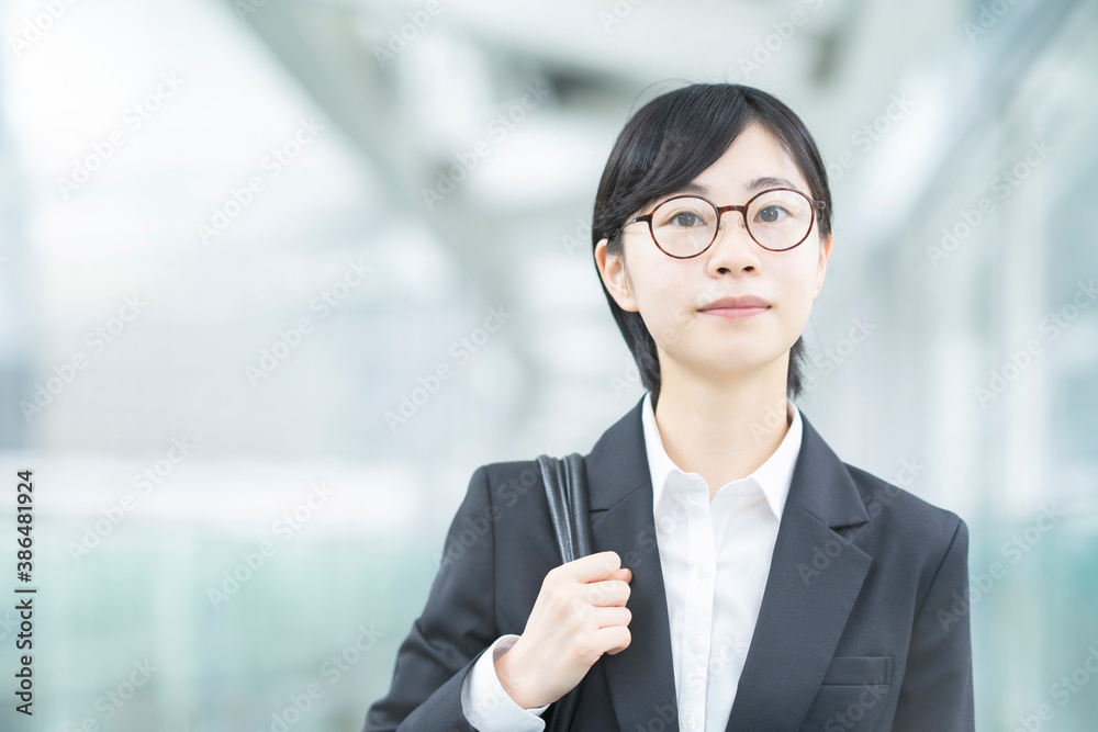 スーツを着て、緊張した表情をしている若い女性 スーツを着て、緊張した表情をしている若い女性